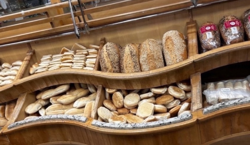 Vitrina de panes en Panadería San Sebastián